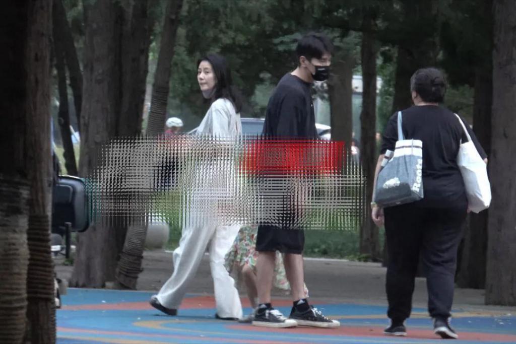 高圆圆赵又廷合体接娃！女儿紧抓爸爸手不放，活泼可爱颜值高
