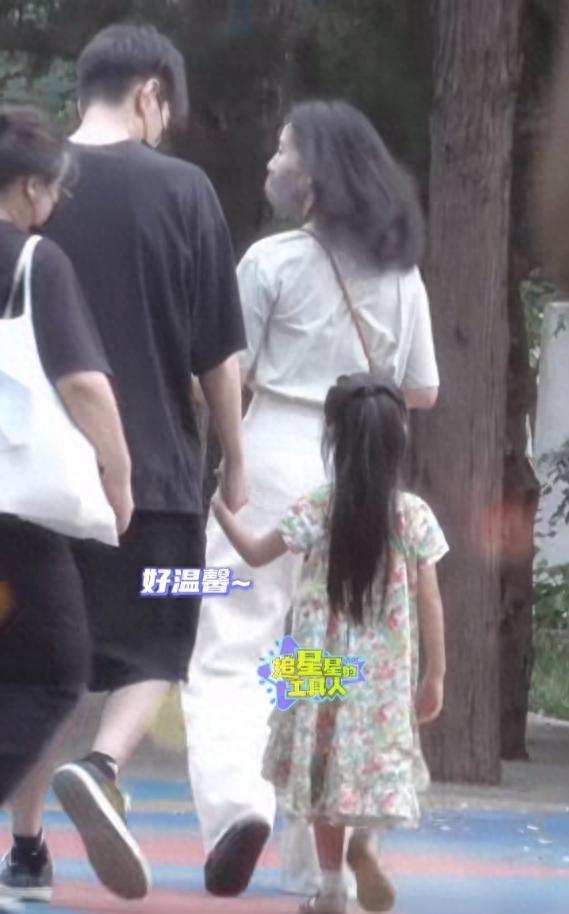 高圆圆赵又廷合体接娃！女儿紧抓爸爸手不放，活泼可爱颜值高