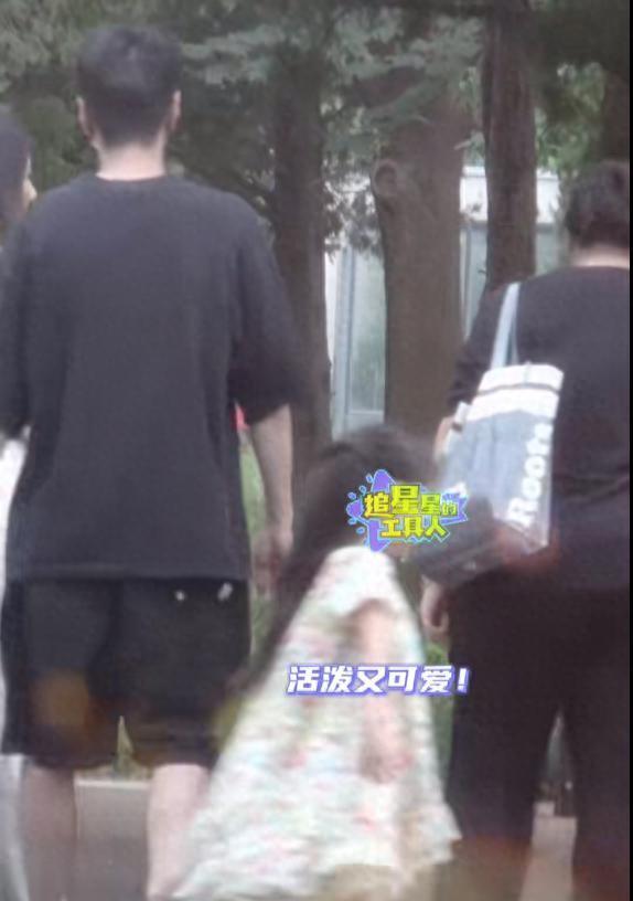 高圆圆赵又廷合体接娃！女儿紧抓爸爸手不放，活泼可爱颜值高