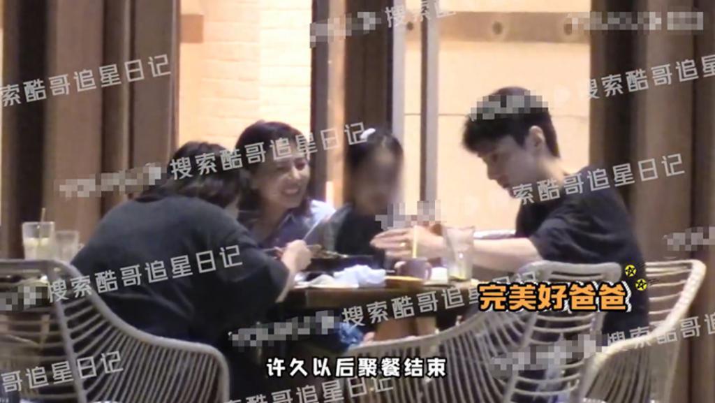 高圆圆赵又廷合体接娃！女儿紧抓爸爸手不放，活泼可爱颜值高