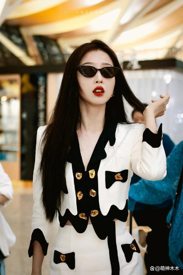 虞书欣一身大牌赶赴时装周，父母欠债百万不还再上新闻