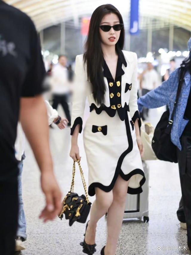 虞书欣一身大牌赶赴时装周，父母欠债百万不还再上新闻