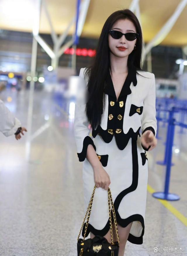 虞书欣一身大牌赶赴时装周，父母欠债百万不还再上新闻