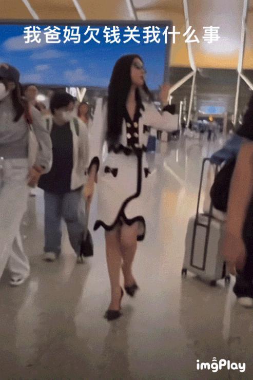 虞书欣一身大牌赶赴时装周，父母欠债百万不还再上新闻