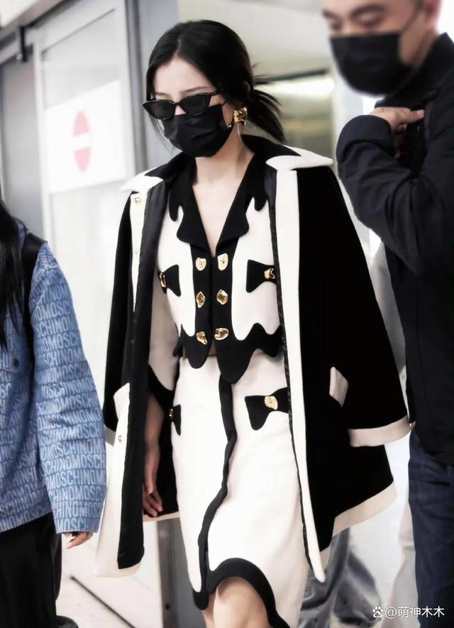 虞书欣一身大牌赶赴时装周，父母欠债百万不还再上新闻