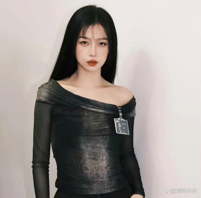 虞书欣一身大牌赶赴时装周，父母欠债百万不还再上新闻