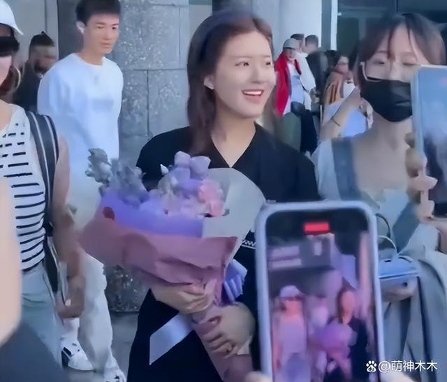 赵露思海外时装周待遇：合作辱华品牌输给韩星，外网无人认领