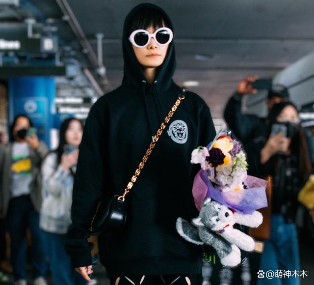 赵露思海外时装周待遇：合作辱华品牌输给韩星，外网无人认领