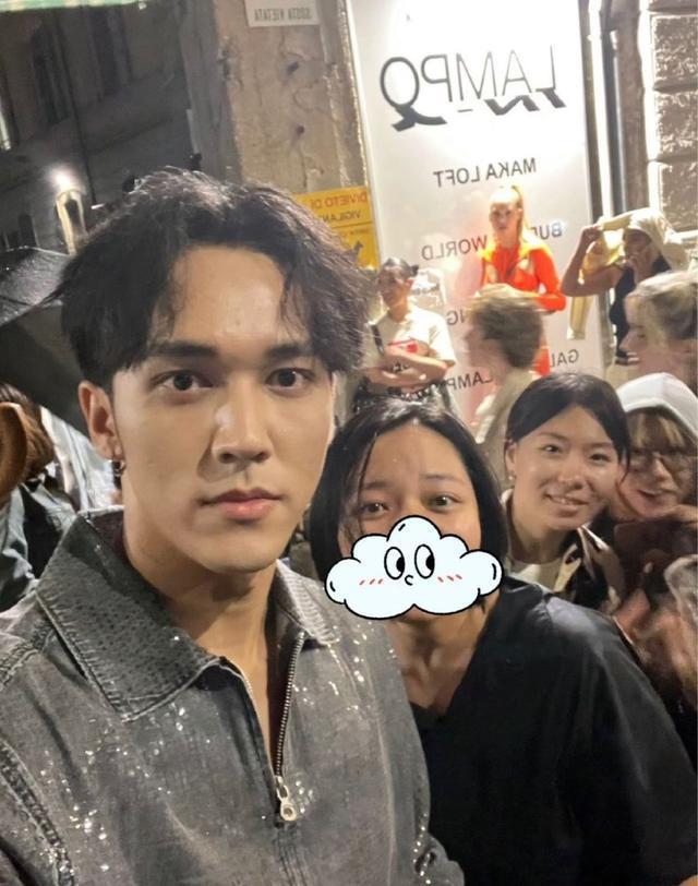 陈牧驰米兰时装周冒雨和粉丝打招呼 并主动合影