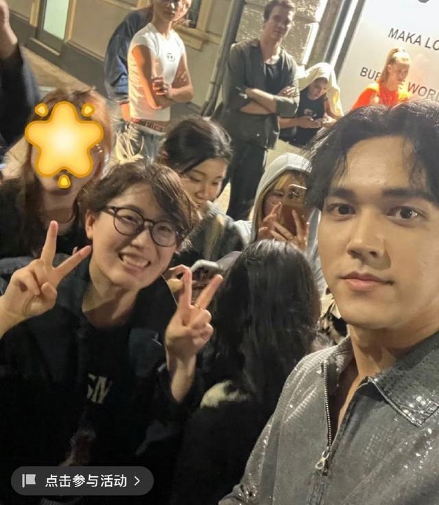 陈牧驰米兰时装周冒雨和粉丝打招呼 并主动合影