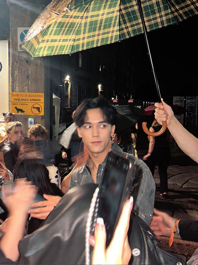 陈牧驰米兰时装周冒雨和粉丝打招呼 并主动合影