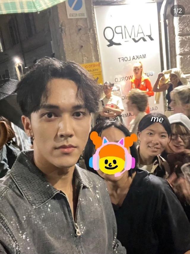 陈牧驰米兰时装周冒雨和粉丝打招呼 并主动合影