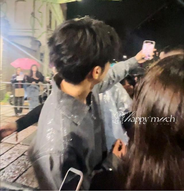 陈牧驰米兰时装周冒雨和粉丝打招呼 并主动合影