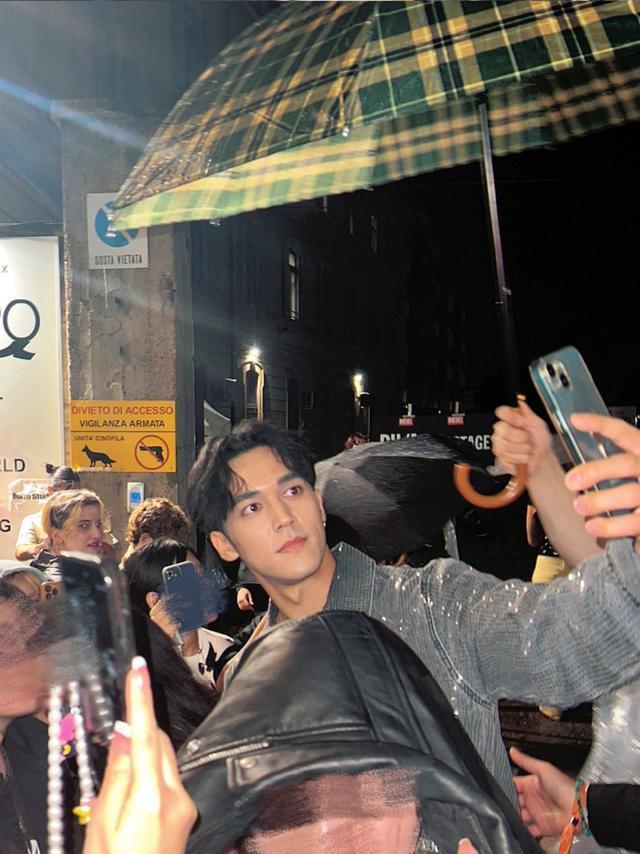 陈牧驰米兰时装周冒雨和粉丝打招呼 并主动合影