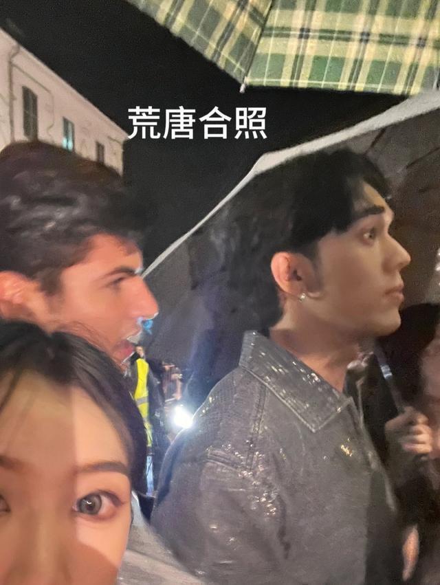 陈牧驰米兰时装周冒雨和粉丝打招呼 并主动合影