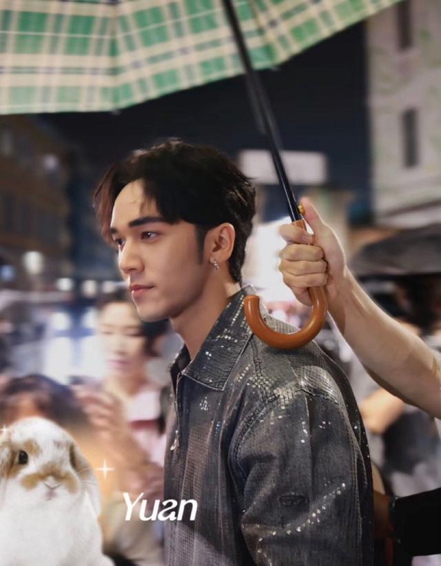 陈牧驰米兰时装周冒雨和粉丝打招呼 并主动合影