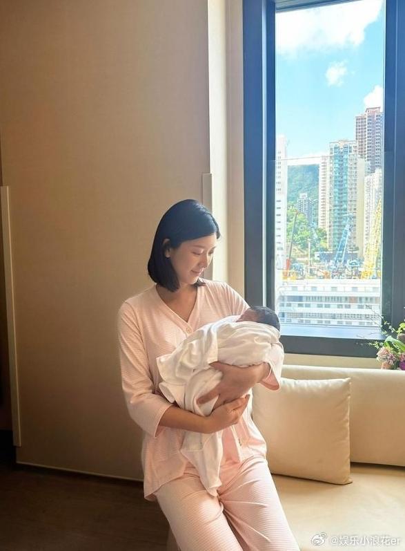 演员余香凝宣布二胎得子喜讯 晒一家四口牵手照好温馨