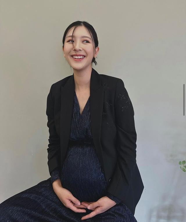 演员余香凝宣布二胎得子喜讯 晒一家四口牵手照好温馨