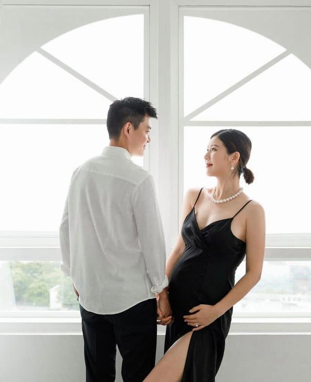 演员余香凝宣布二胎得子喜讯 晒一家四口牵手照好温馨