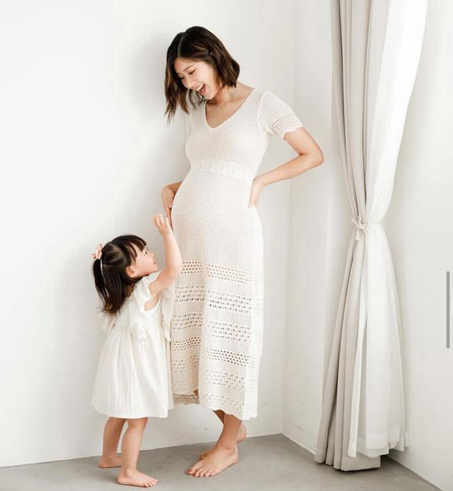 演员余香凝宣布二胎得子喜讯 晒一家四口牵手照好温馨