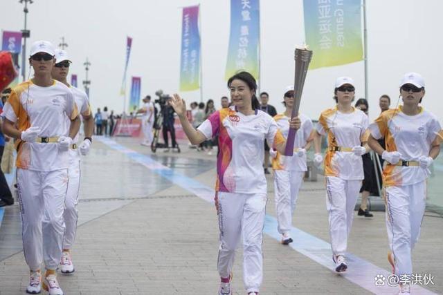 昔日奥运冠军重返亚运会场，“跳水女皇”郭晶晶解锁火炬手身份