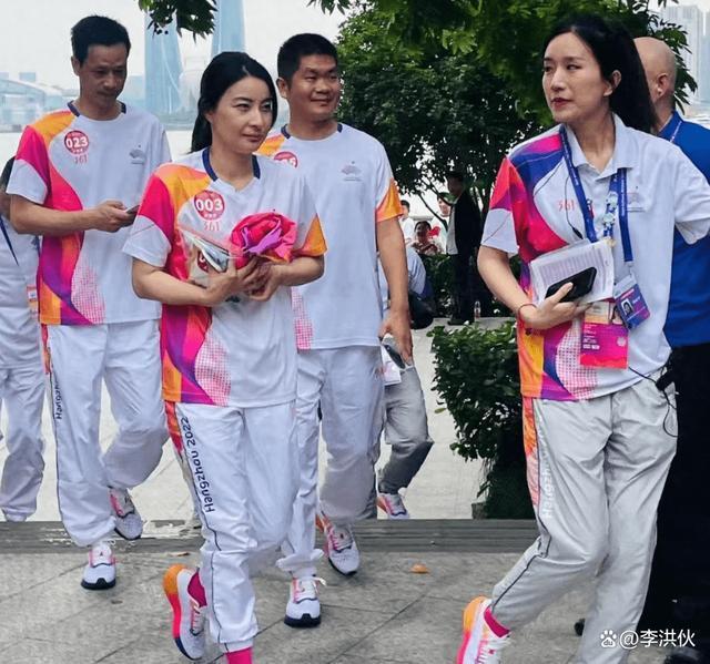 昔日奥运冠军重返亚运会场，“跳水女皇”郭晶晶解锁火炬手身份