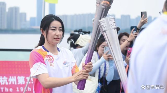 昔日奥运冠军重返亚运会场，“跳水女皇”郭晶晶解锁火炬手身份