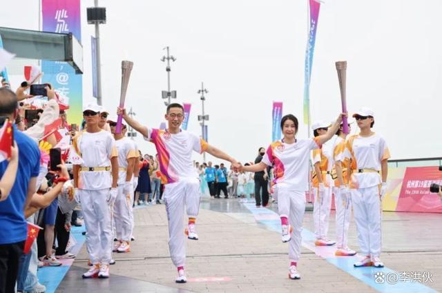 昔日奥运冠军重返亚运会场，“跳水女皇”郭晶晶解锁火炬手身份