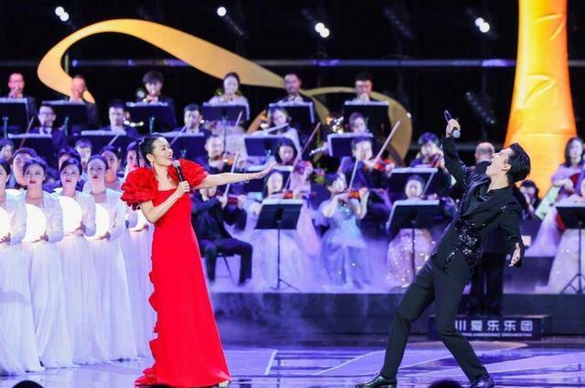 59岁韦唯近照曝光，红色长裙造型抢眼，前夫去世后生活幸福