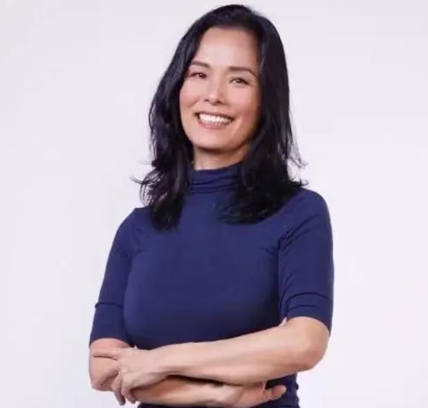 59岁韦唯近照曝光，红色长裙造型抢眼，前夫去世后生活幸福