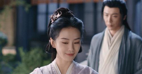 85花对打！杨幂状态下滑，刘诗诗不敢放原声，唐嫣显老