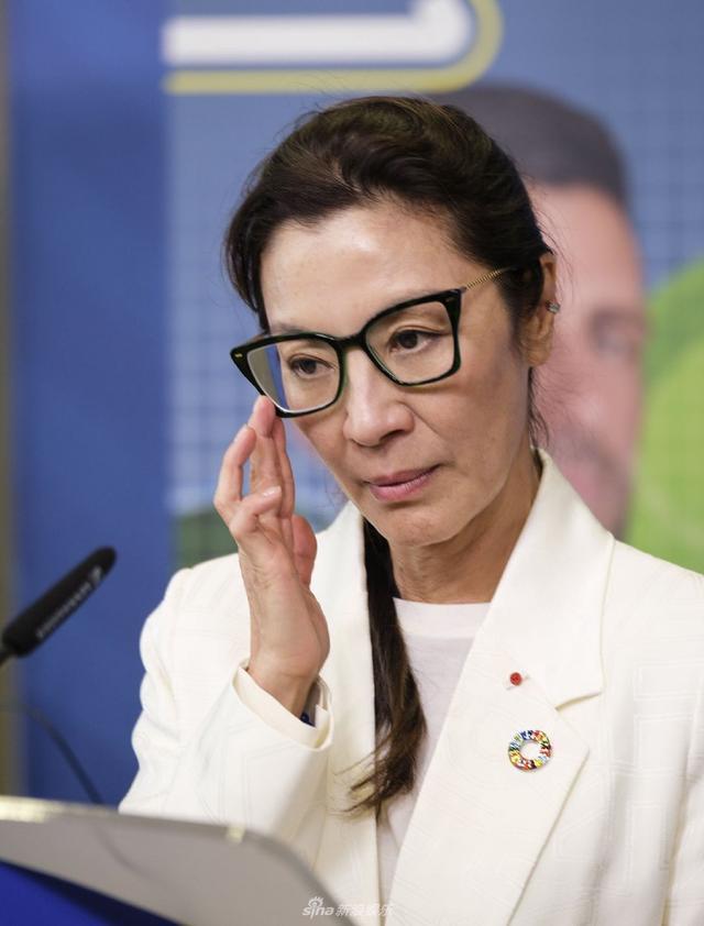 杨紫琼白色西装简约大气 与老公同框发表演讲