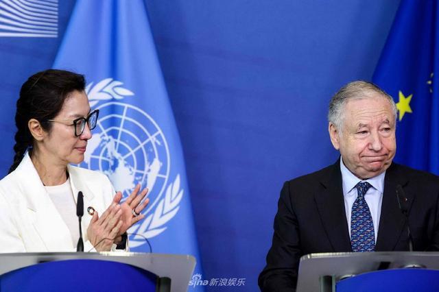 杨紫琼白色西装简约大气 与老公同框发表演讲