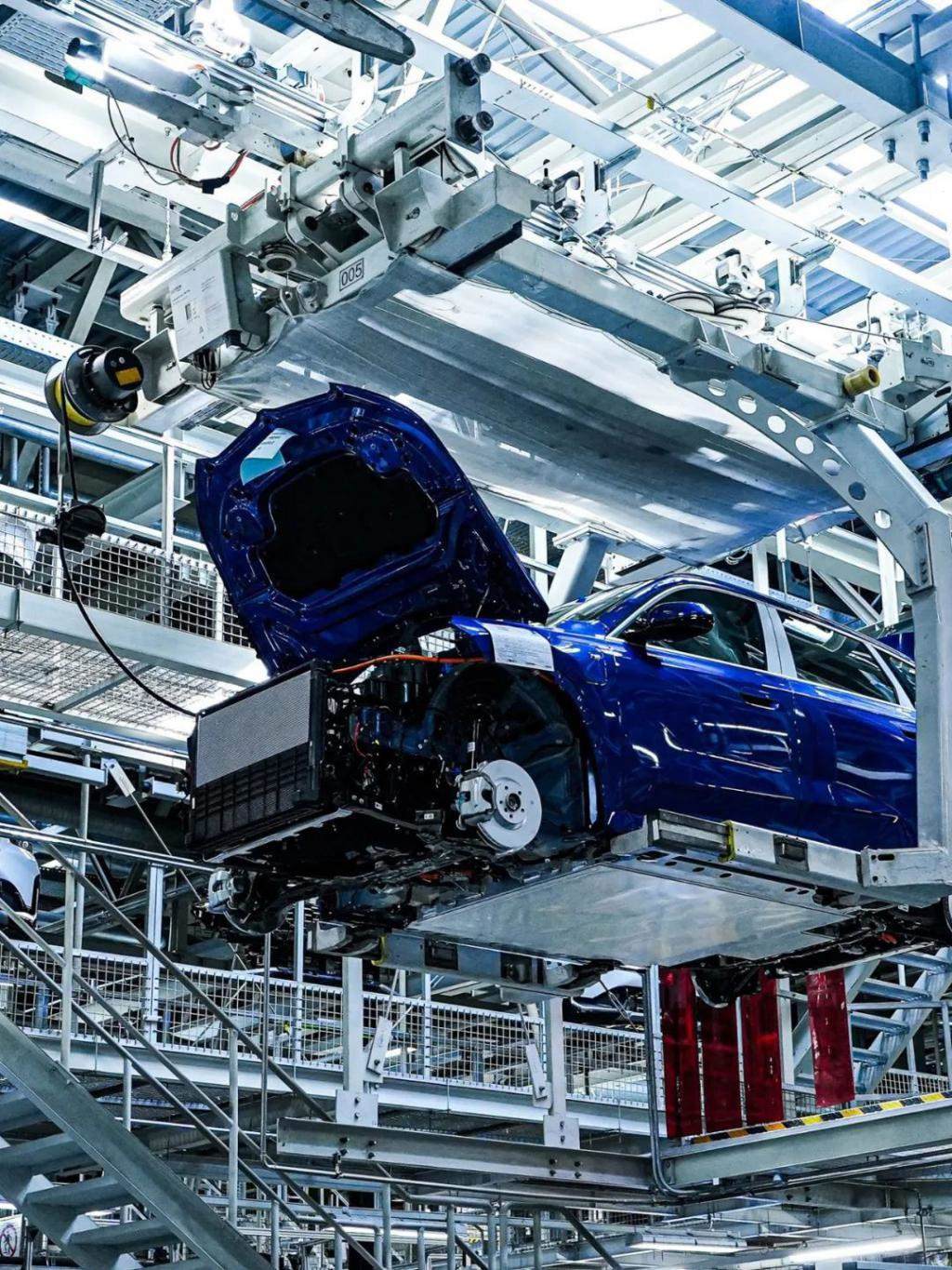 宝马 iX1 纯电 SUV 车型在沈阳工厂下线，售价 29.99 万元起