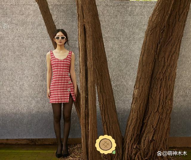 赵丽颖新造型被嘲男相！超短裙配黑丝太土味，还撞脸于适