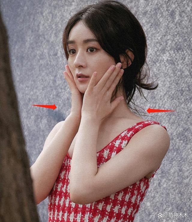 赵丽颖新造型被嘲男相！超短裙配黑丝太土味，还撞脸于适