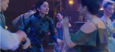 赵丽颖新造型被嘲男相！超短裙配黑丝太土味，还撞脸于适