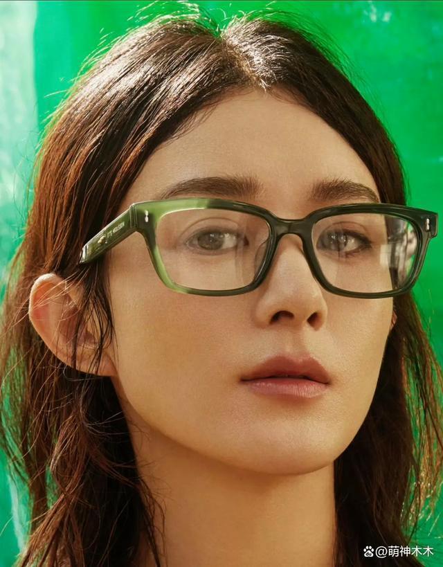 赵丽颖新造型被嘲男相！超短裙配黑丝太土味，还撞脸于适