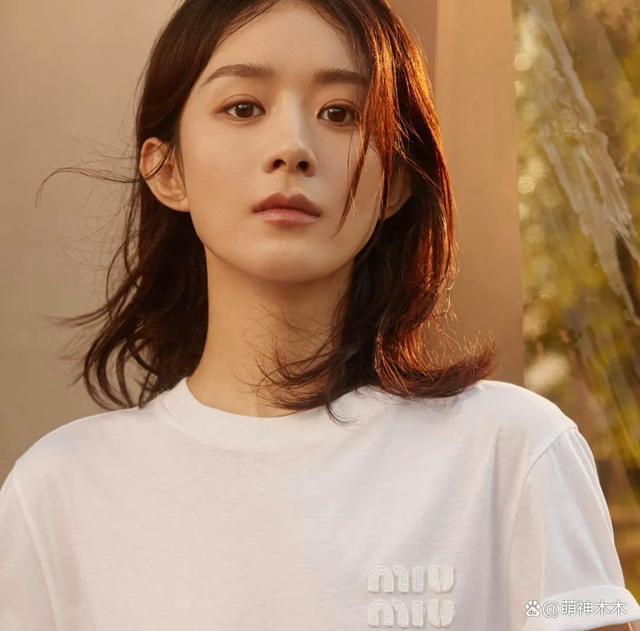 赵丽颖新造型被嘲男相！超短裙配黑丝太土味，还撞脸于适