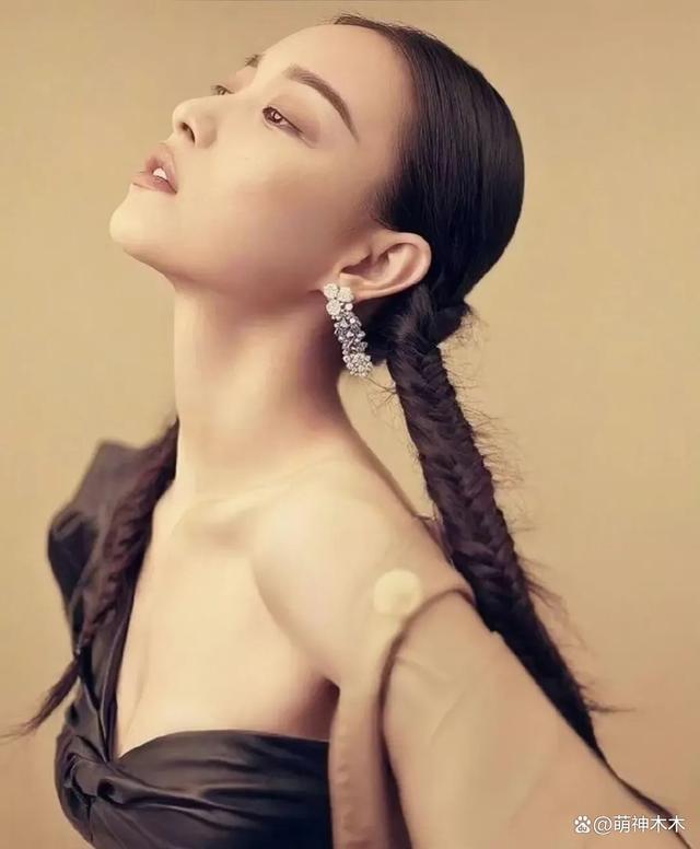 赵丽颖新造型被嘲男相！超短裙配黑丝太土味，还撞脸于适