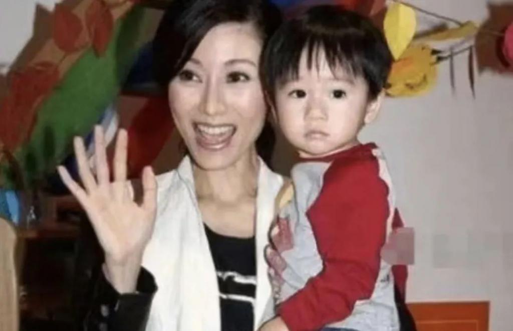 还记得港姐李嘉欣的儿子吗？基因这东西真是玄学