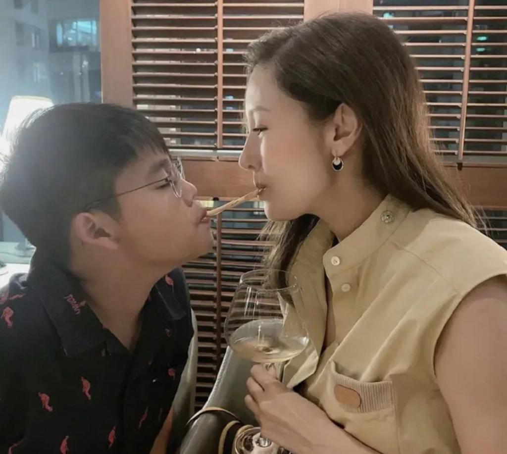 还记得港姐李嘉欣的儿子吗？基因这东西真是玄学