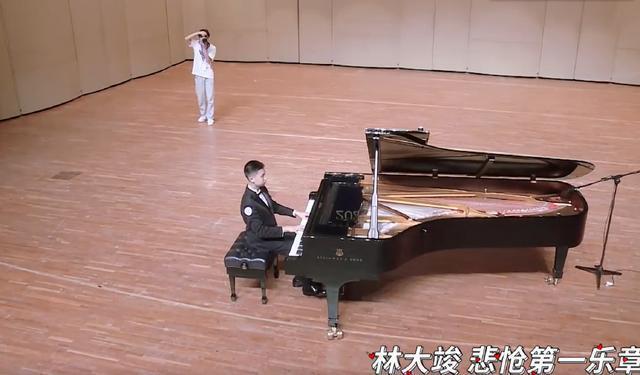 林永健儿子参加钢琴比赛 林大竣长高变瘦不少