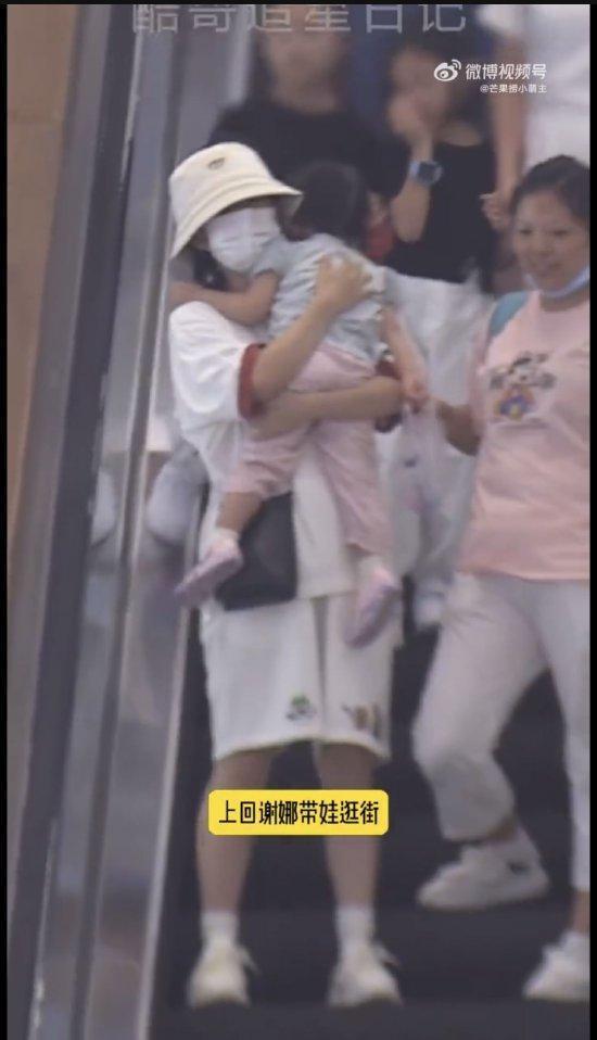 张杰带三个女儿游乐场玩耍 贴心帮拿水杯