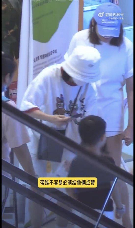 张杰带三个女儿游乐场玩耍 贴心帮拿水杯