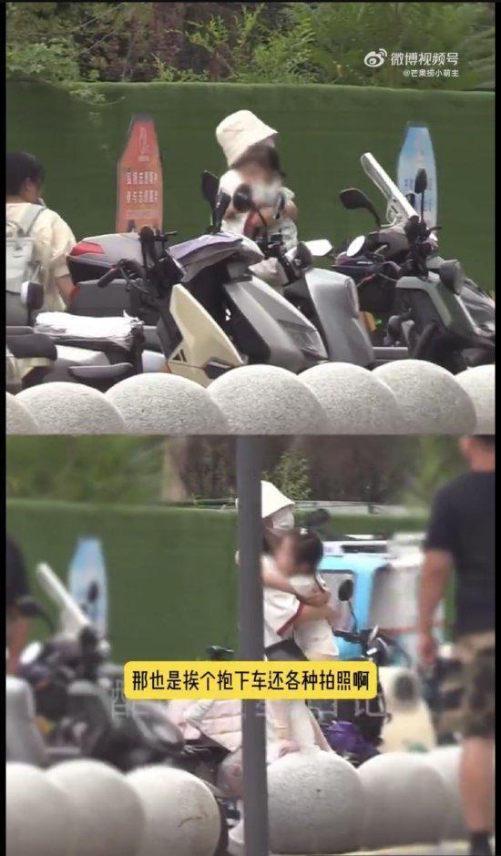 张杰带三个女儿游乐场玩耍 贴心帮拿水杯