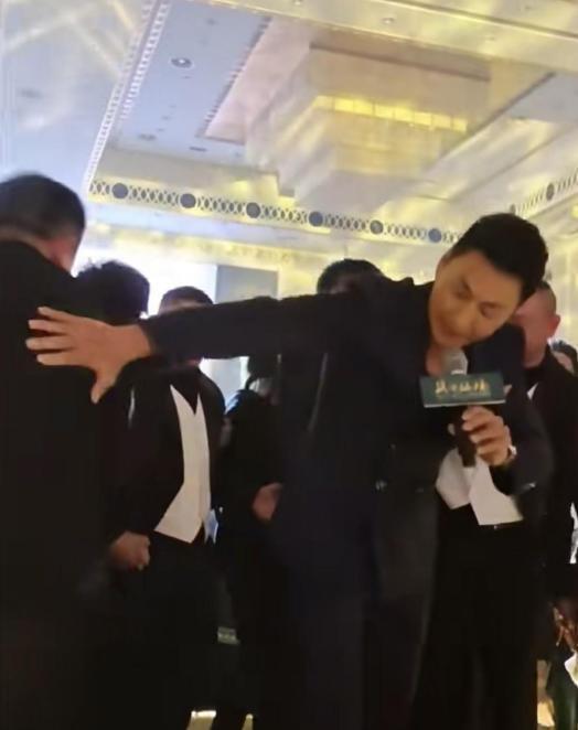 63岁何家劲参加商演，和女粉互动，生活富足仍接地气