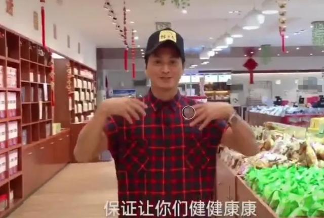 63岁何家劲参加商演，和女粉互动，生活富足仍接地气