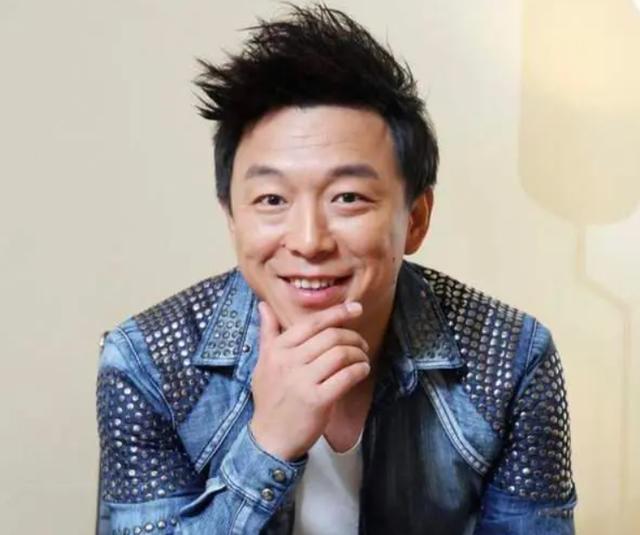 黄渤与老婆罕见同框，女方短发亮相，夫妻俩曾恋爱13年