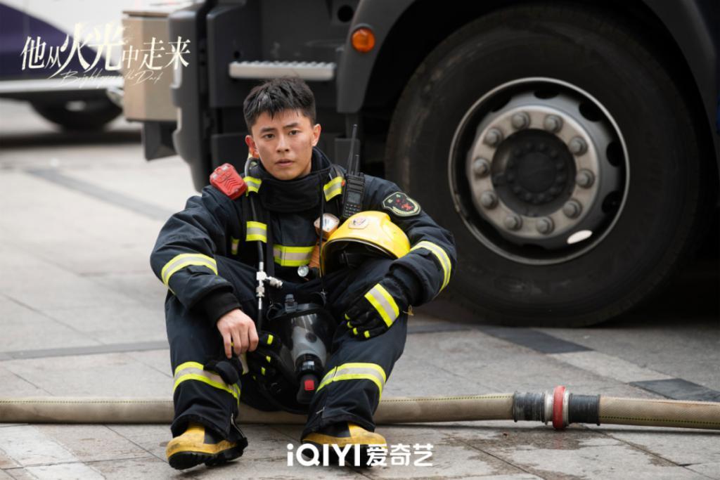 《他从火光中走来》好就好在,写透了消防员的两难困境